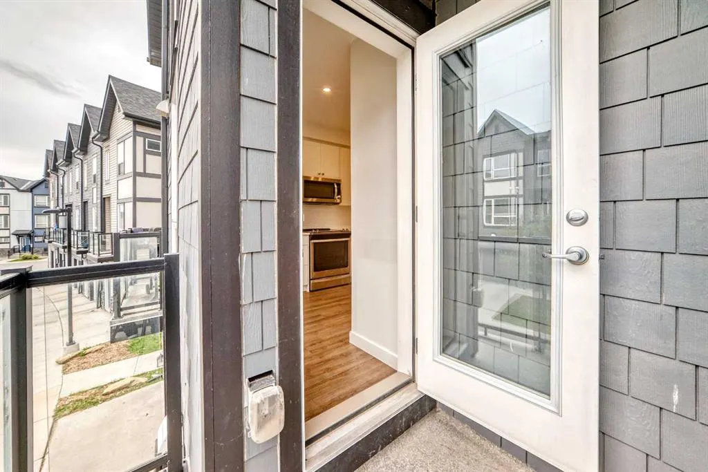 15 Evanscrest Park NW #208