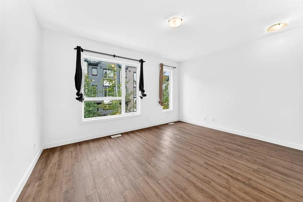 15 Evanscrest Park NW #208