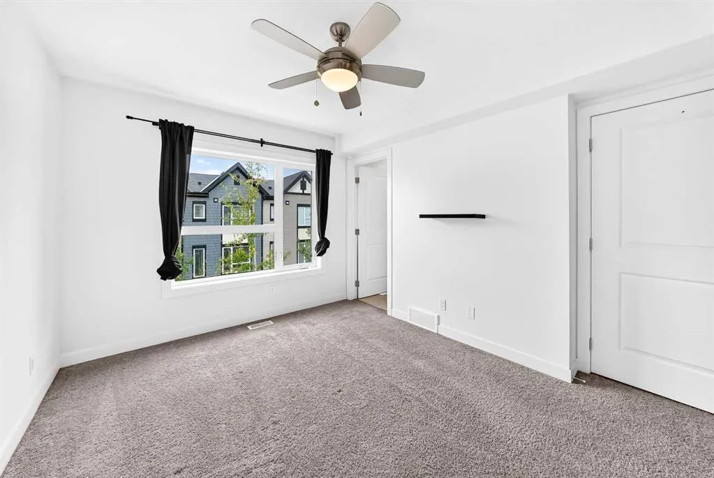 15 Evanscrest Park NW #208