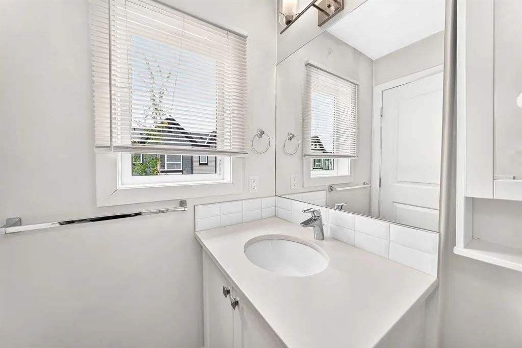 15 Evanscrest Park NW #208