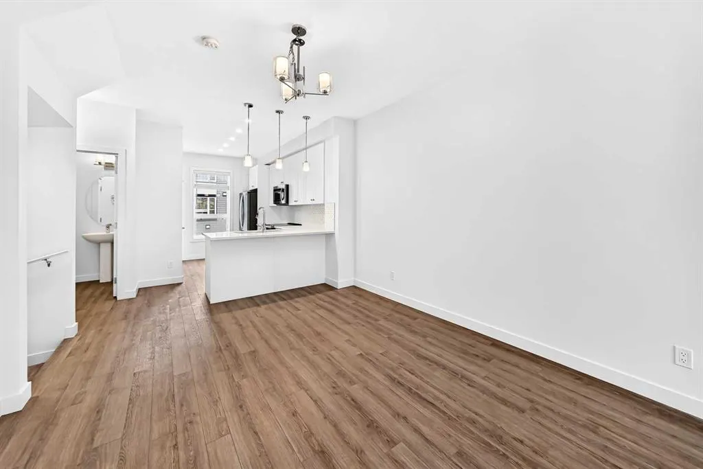 15 Evanscrest Park NW #208