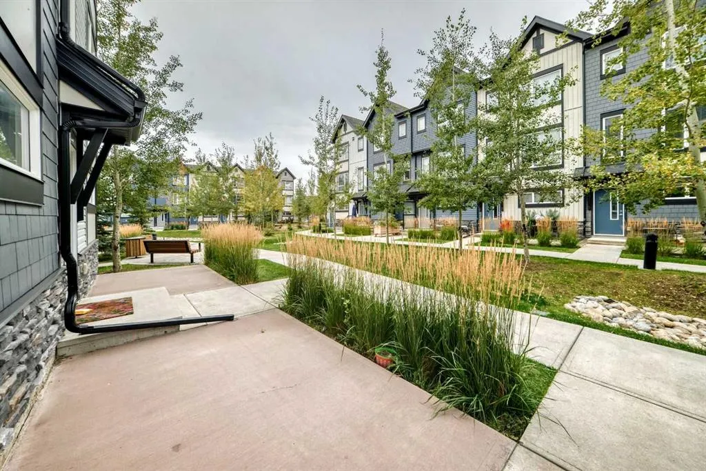 15 Evanscrest Park NW #208