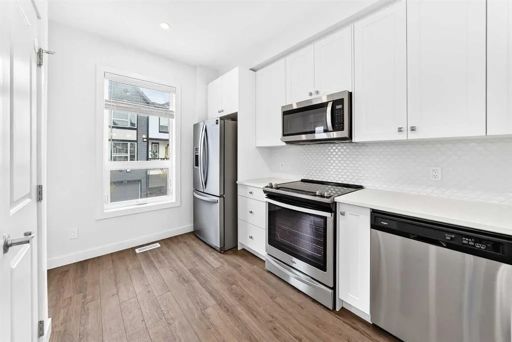 15 Evanscrest Park NW #208