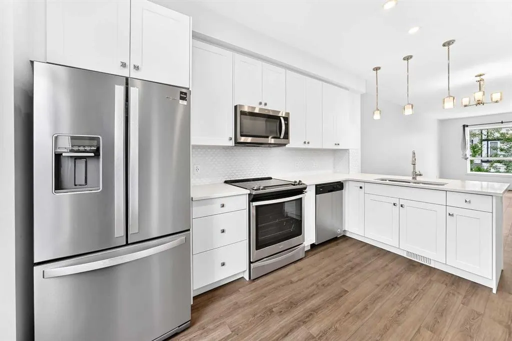 15 Evanscrest Park NW #208
