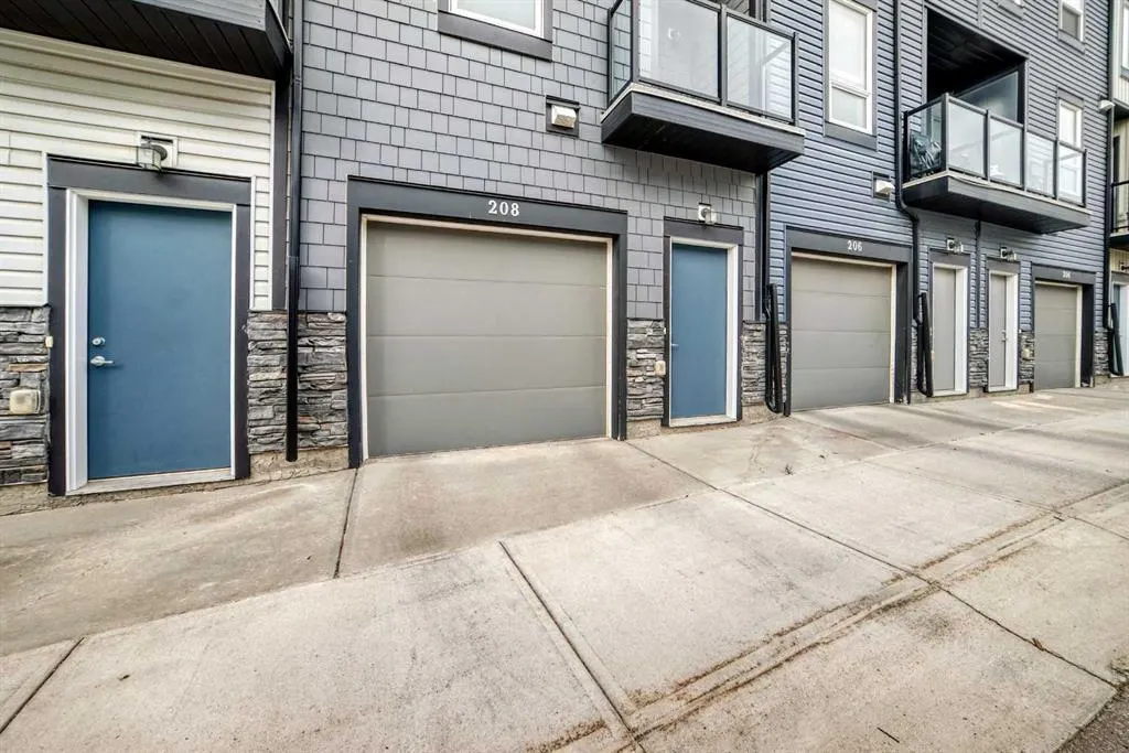 15 Evanscrest Park NW #208