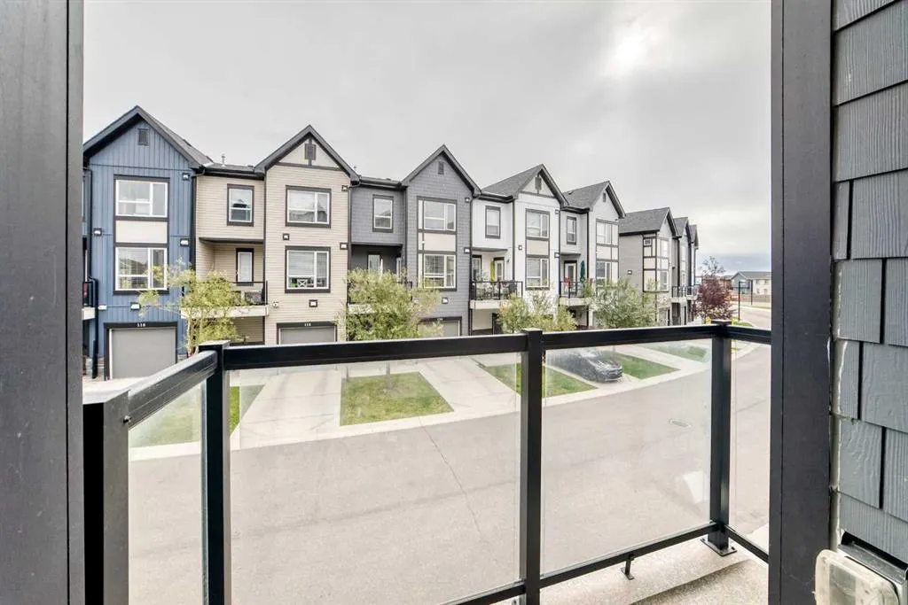 15 Evanscrest Park NW #208
