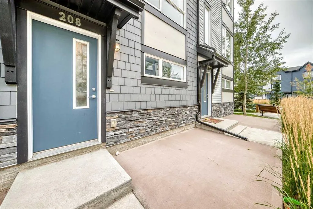 15 Evanscrest Park NW #208