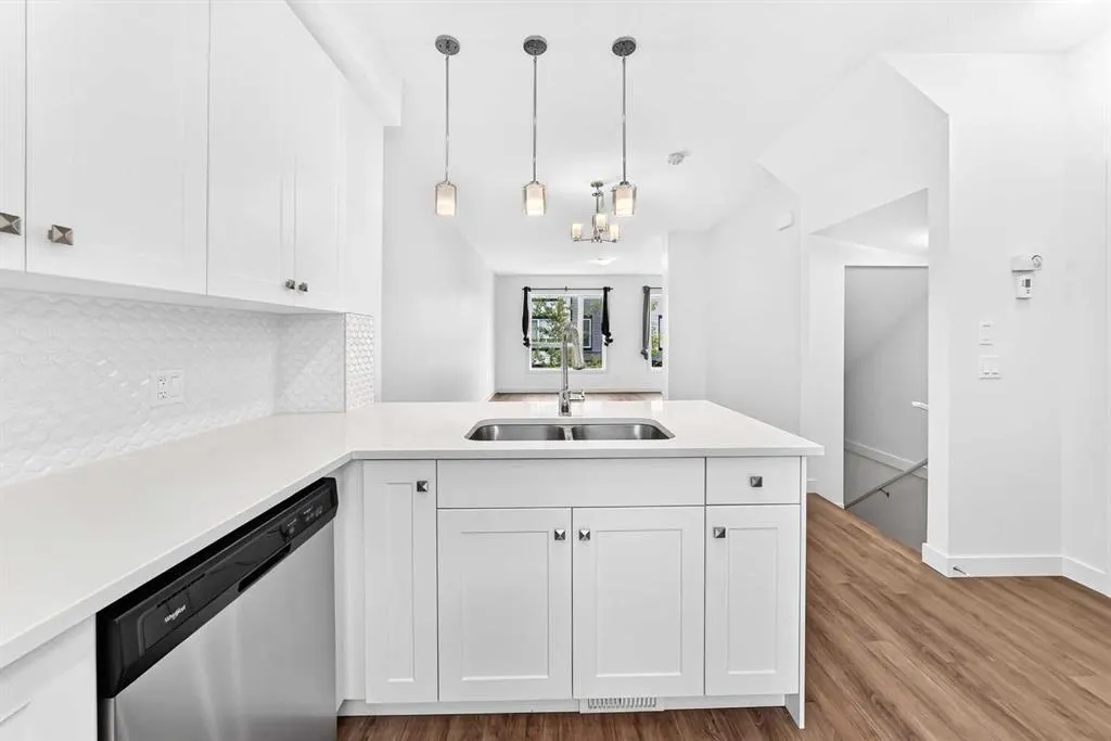15 Evanscrest Park NW #208