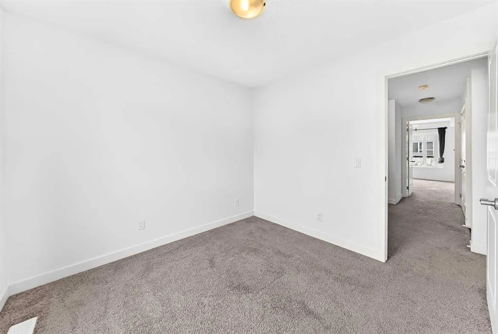 15 Evanscrest Park NW #208