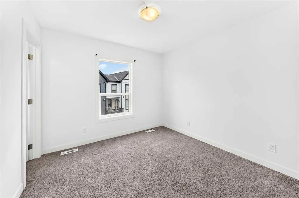 15 Evanscrest Park NW #208
