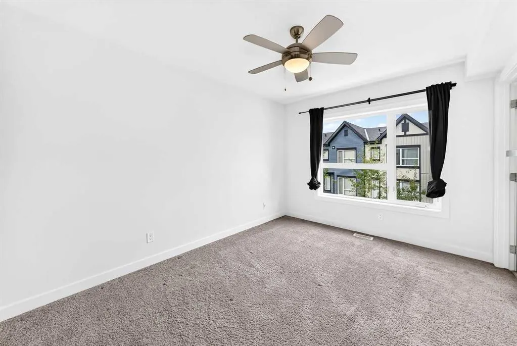 15 Evanscrest Park NW #208
