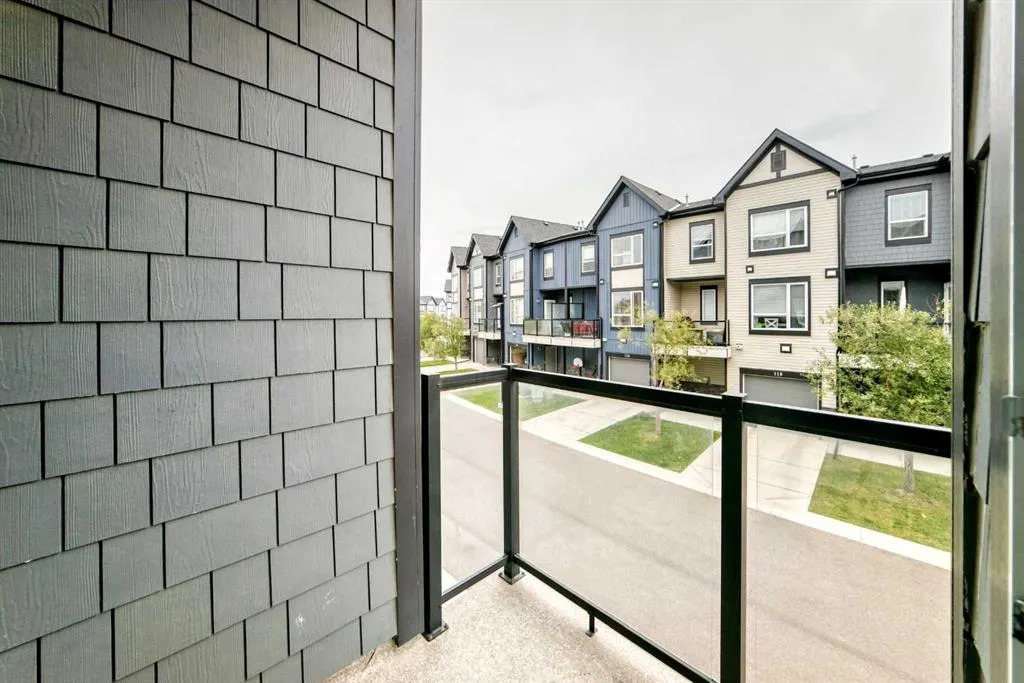 15 Evanscrest Park NW #208
