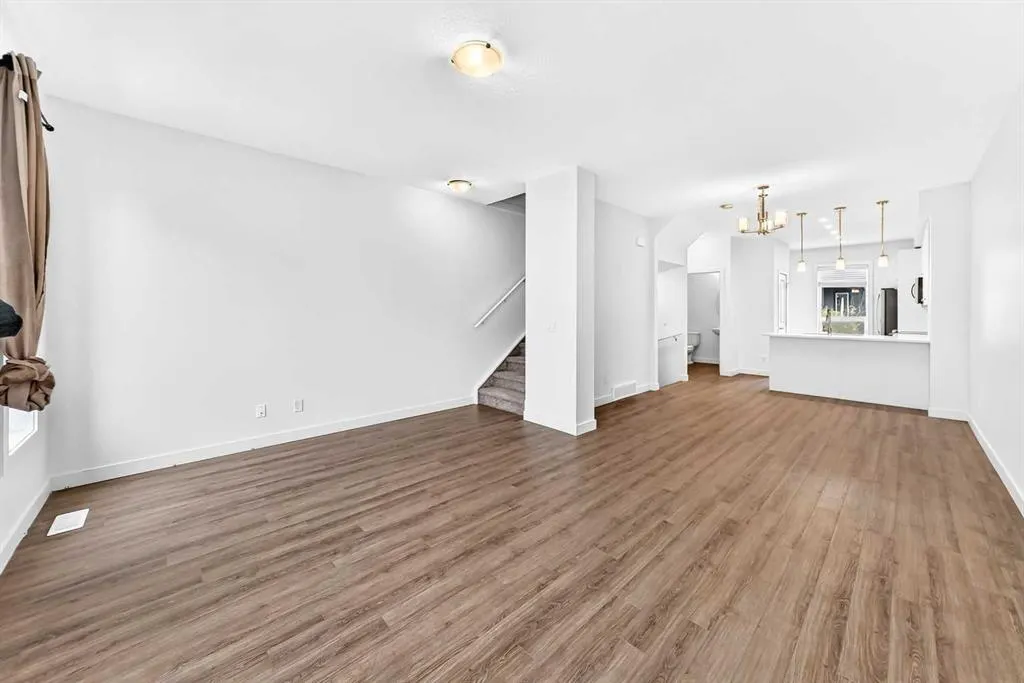 15 Evanscrest Park NW #208