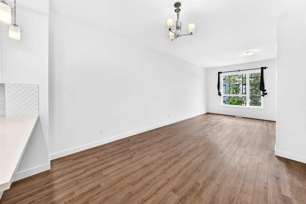 15 Evanscrest Park NW #208