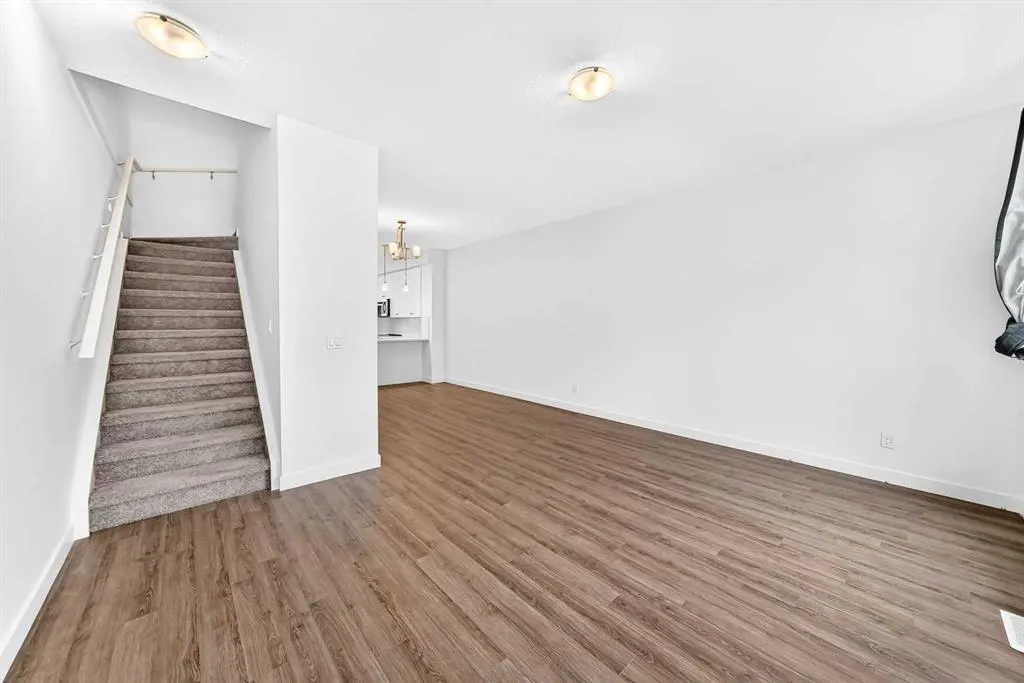 15 Evanscrest Park NW #208