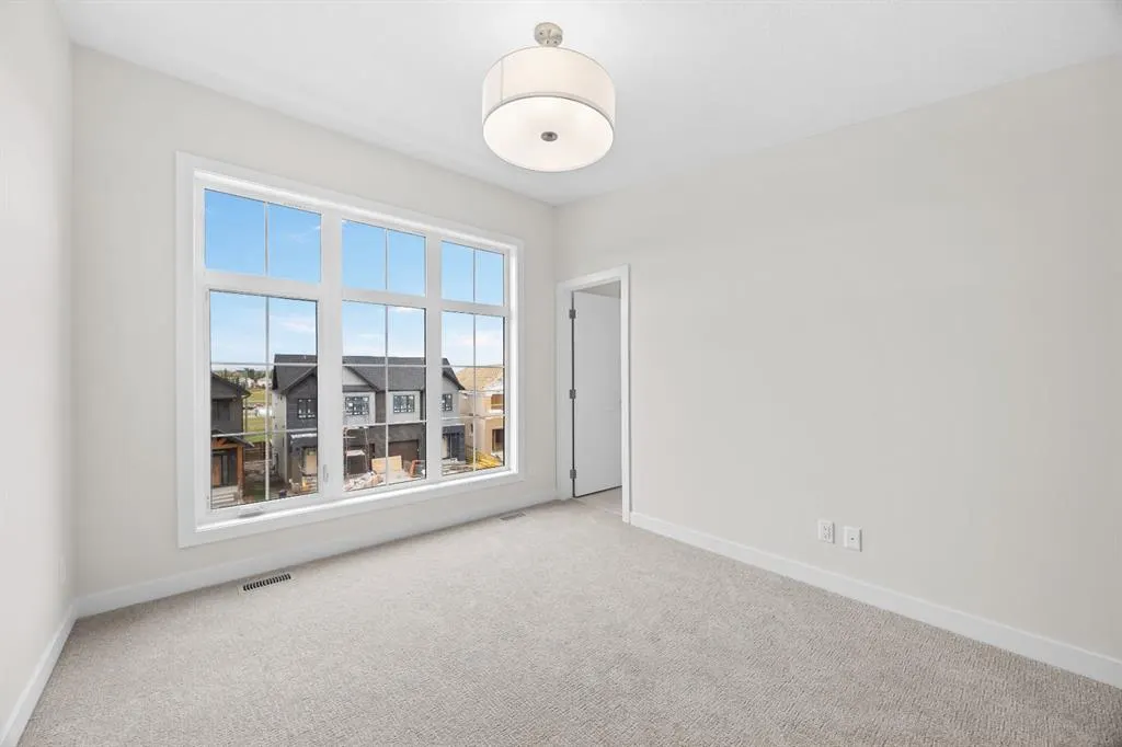 124 Greenwich Drive NW