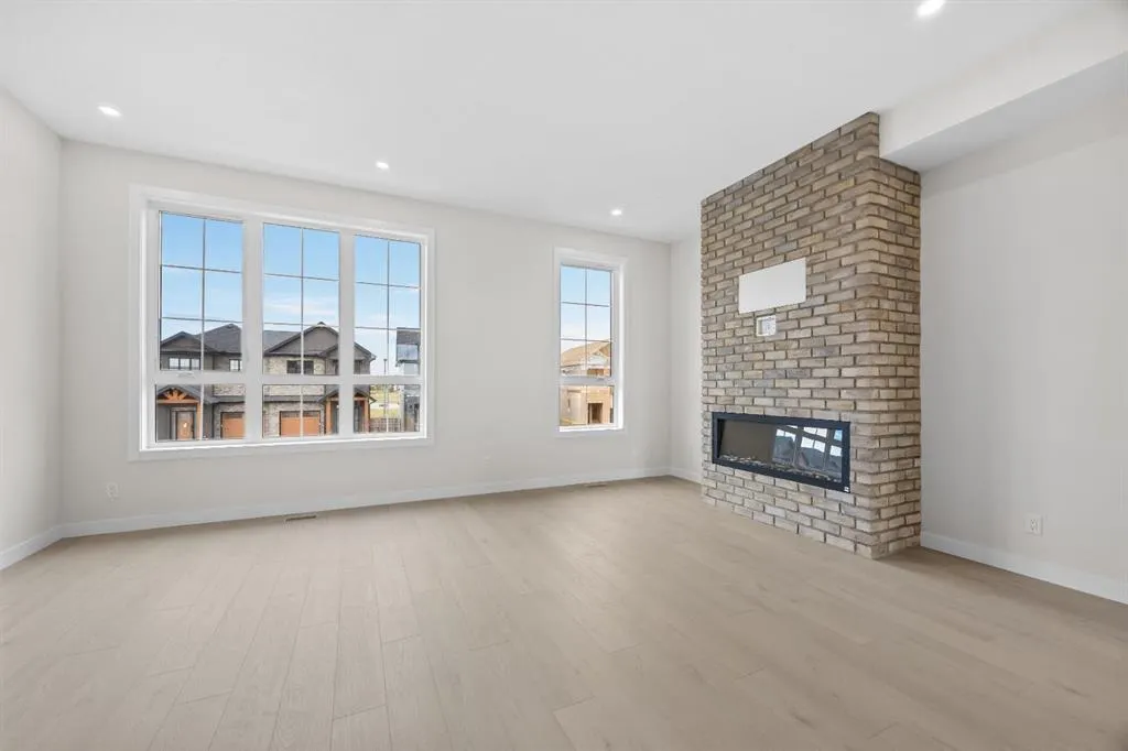 124 Greenwich Drive NW
