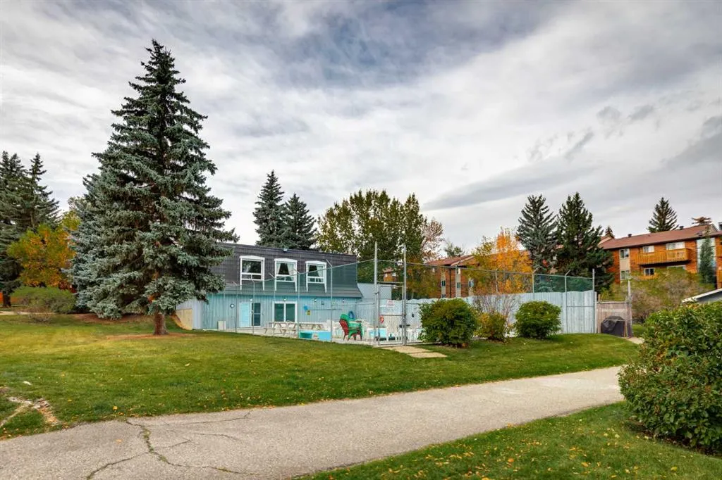 330 Canterbury Drive SW #8