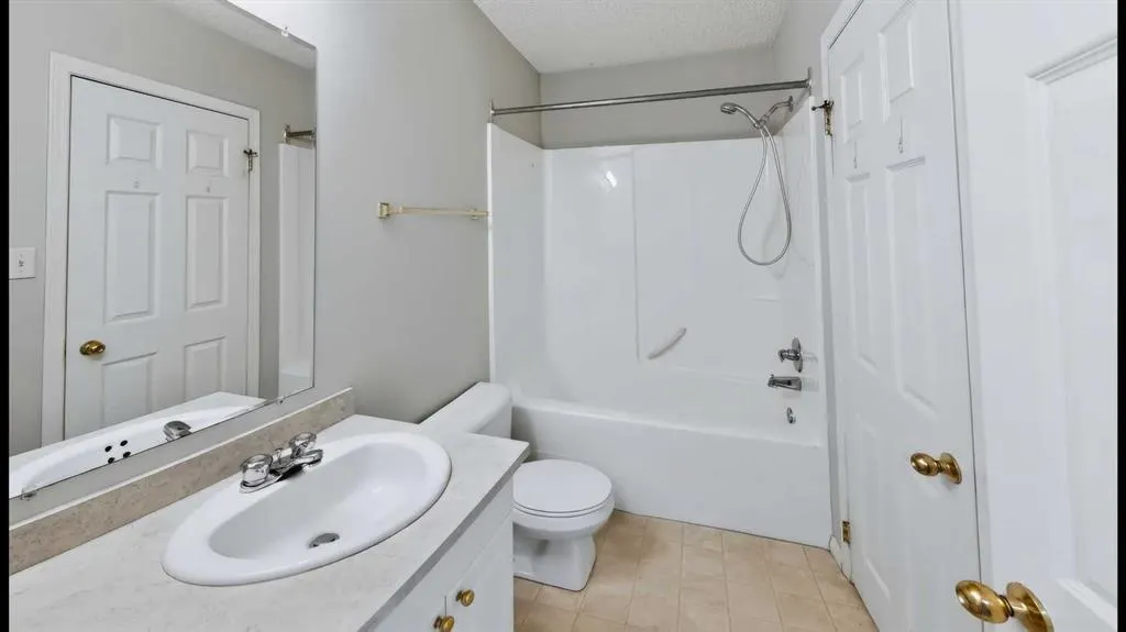 100 St. Laurent Way #17
