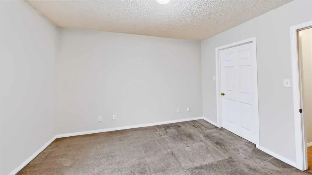 100 St. Laurent Way #17