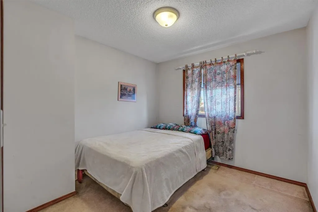 863 Applewood Drive SE