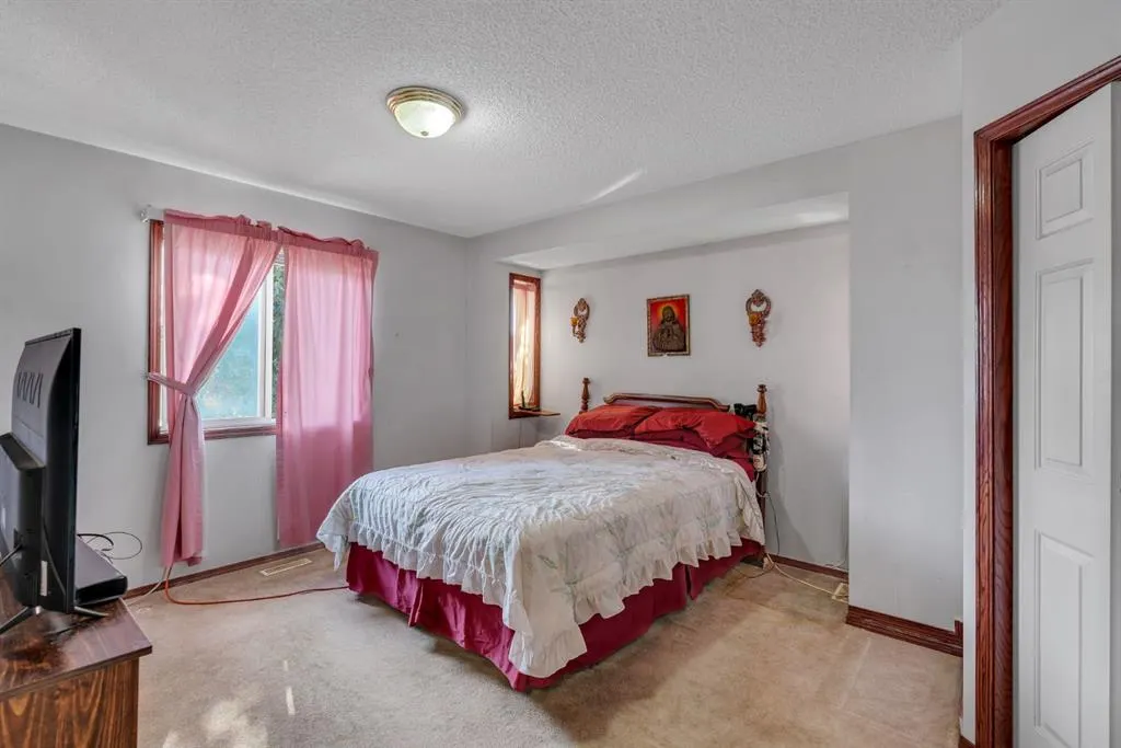 863 Applewood Drive SE