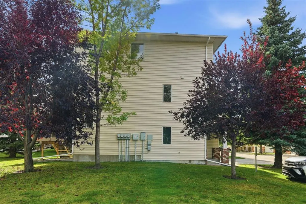23 Country Hills Cove NW