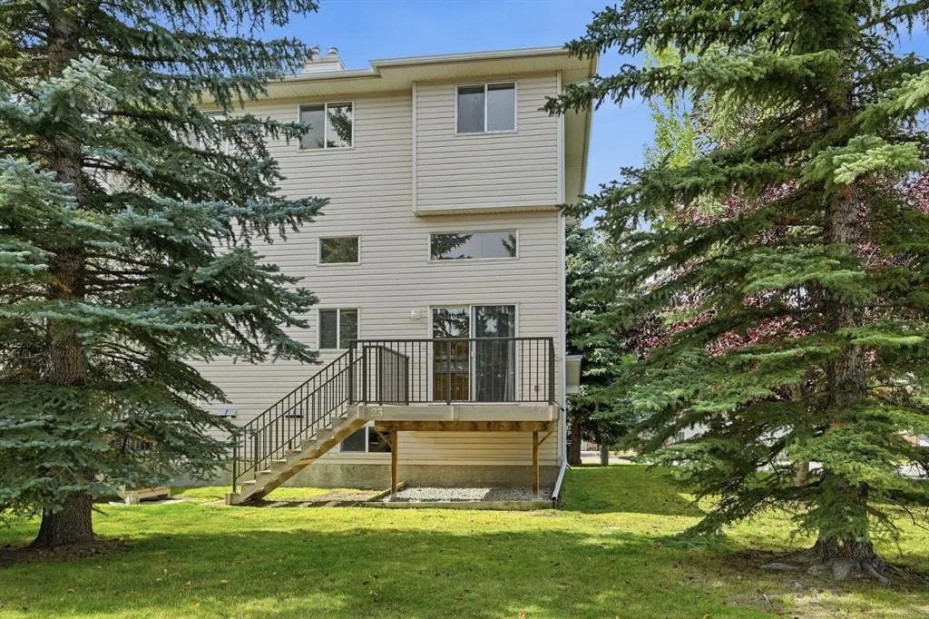 23 Country Hills Cove NW