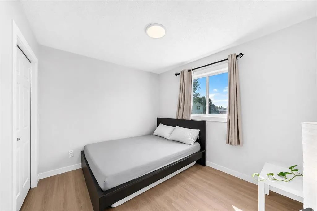 315 Appleglen Place SE