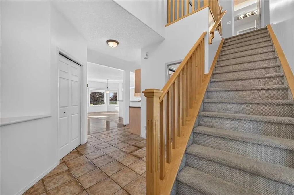 254 Panamount Close NW