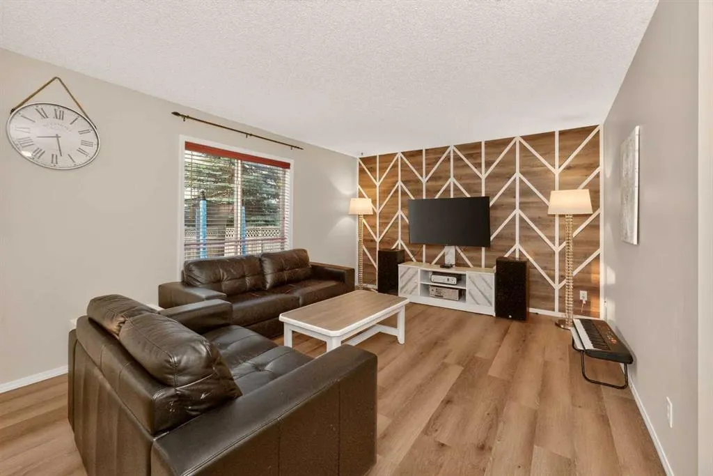 137 Douglas Glen Manor SE