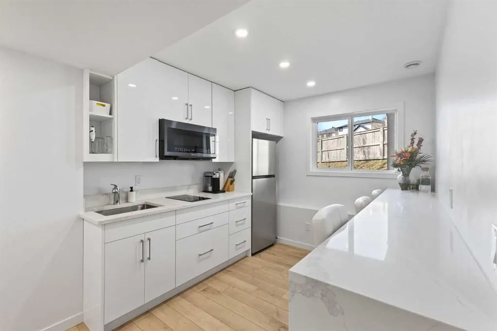 82 Country Hills Gardens NW
