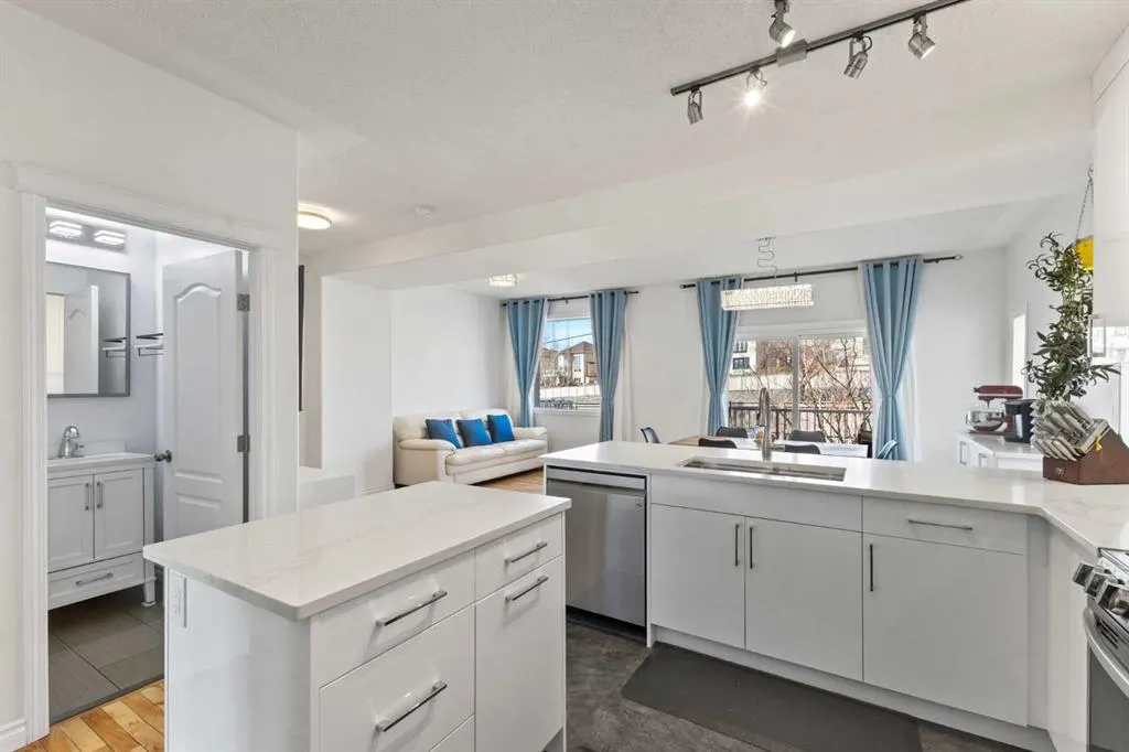 82 Country Hills Gardens NW