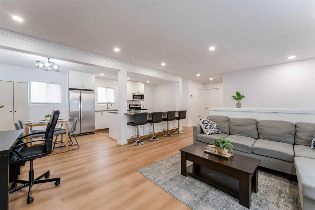 1135 penrith Crescent SE