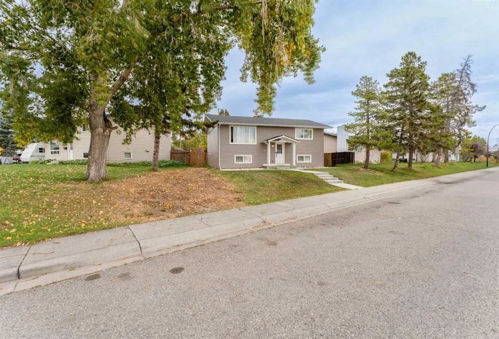1135 penrith Crescent SE