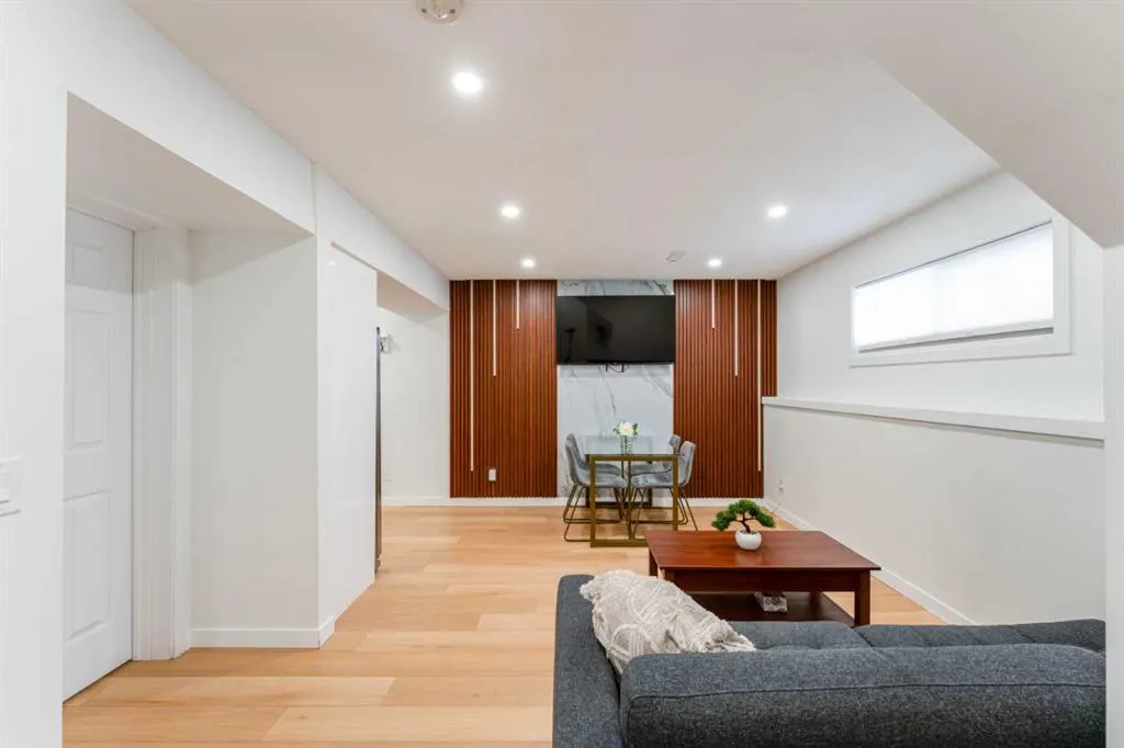 1135 penrith Crescent SE