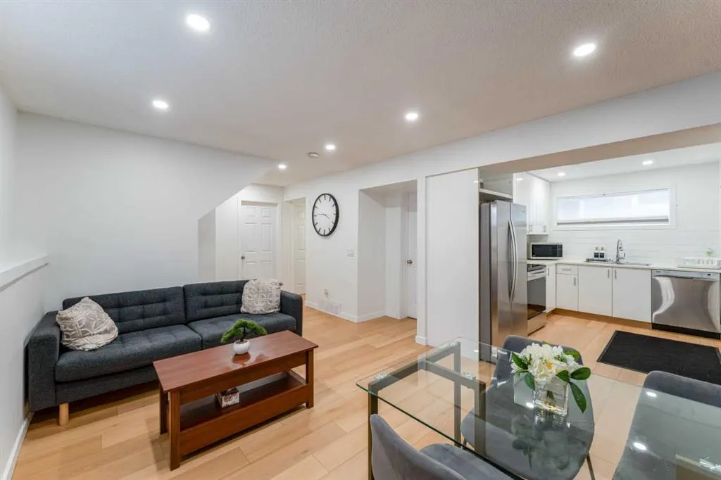 1135 penrith Crescent SE
