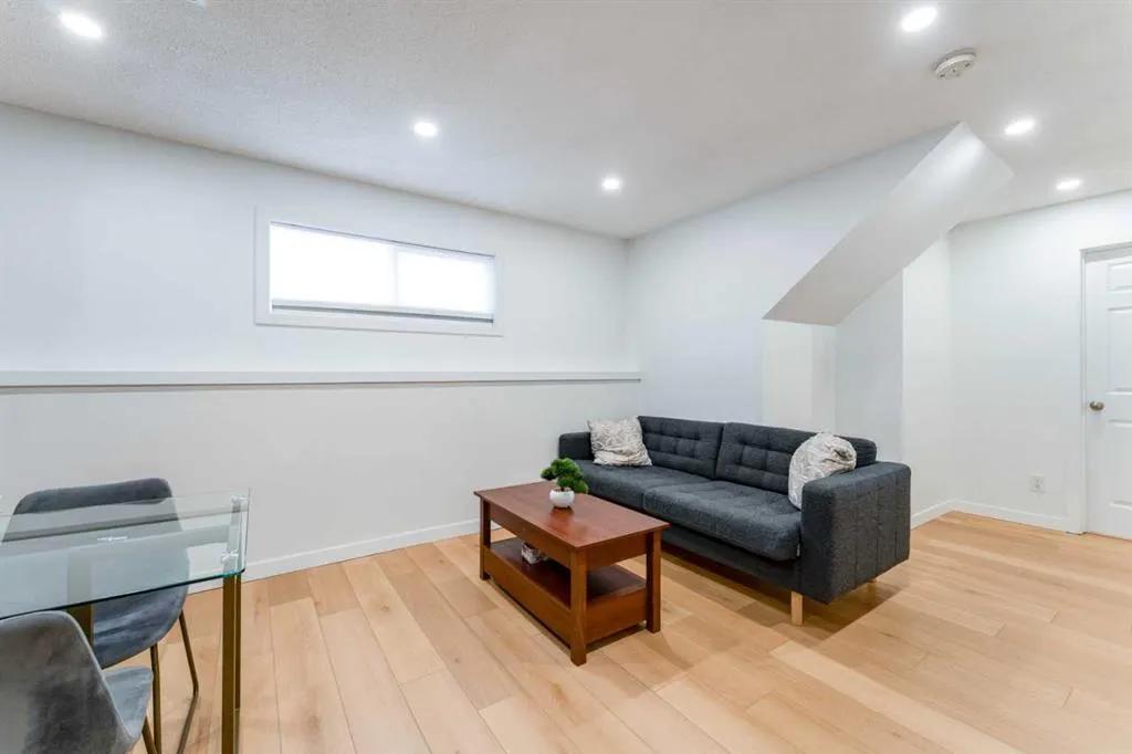 1135 penrith Crescent SE