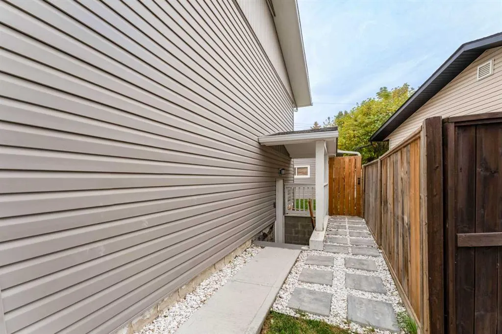1135 penrith Crescent SE