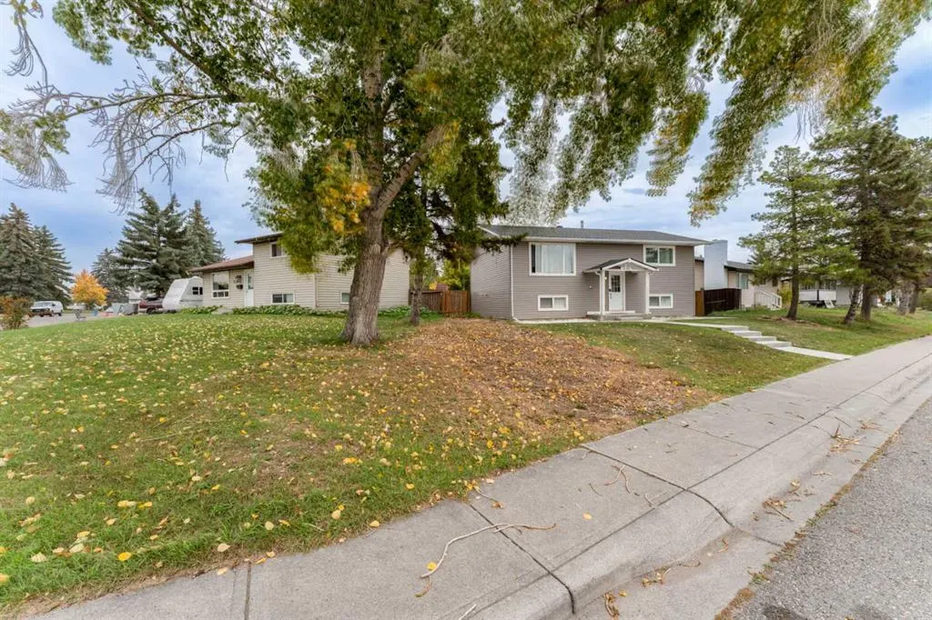 1135 penrith Crescent SE