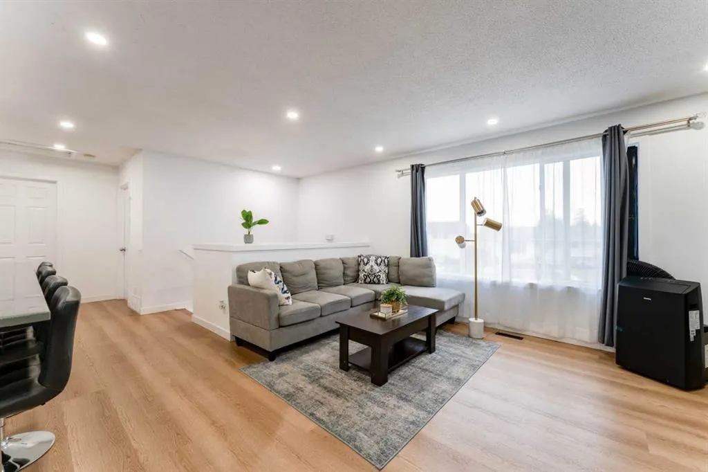 1135 penrith Crescent SE