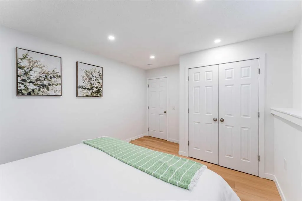 1135 penrith Crescent SE