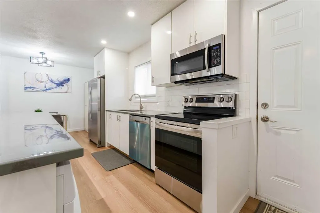 1135 penrith Crescent SE