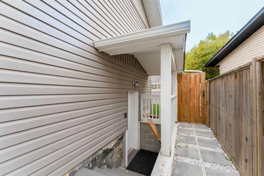 1135 penrith Crescent SE