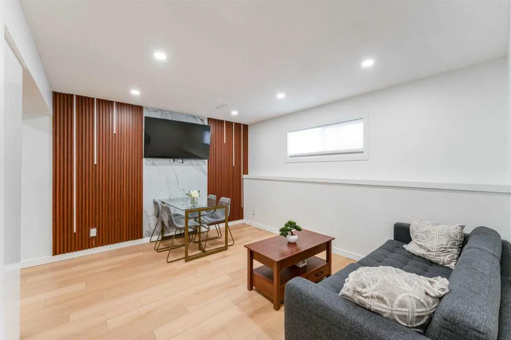 1135 penrith Crescent SE