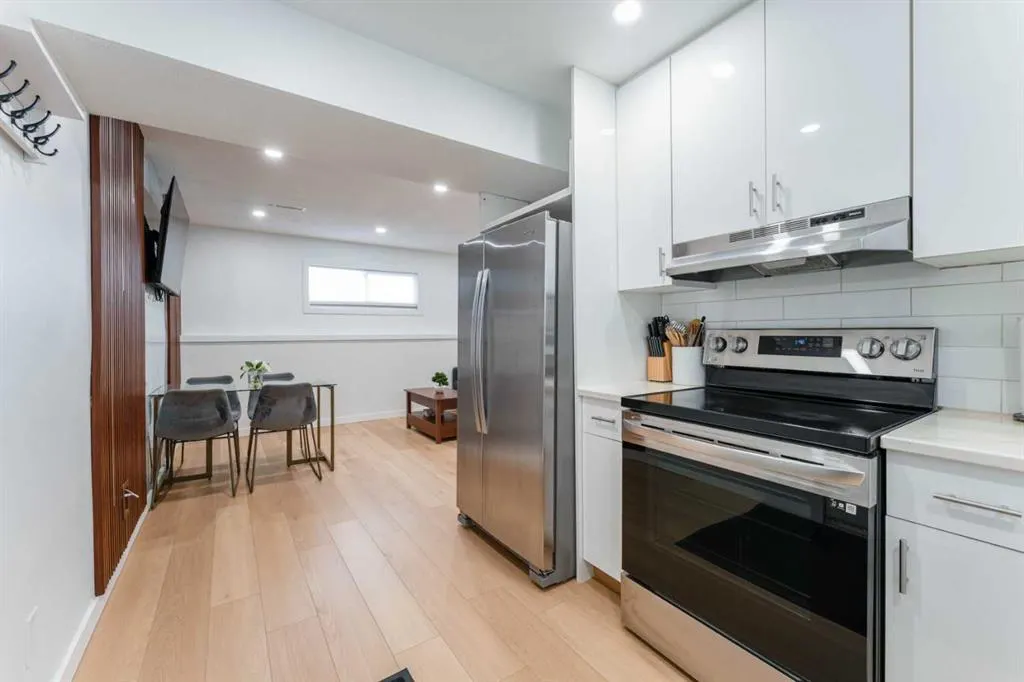 1135 penrith Crescent SE