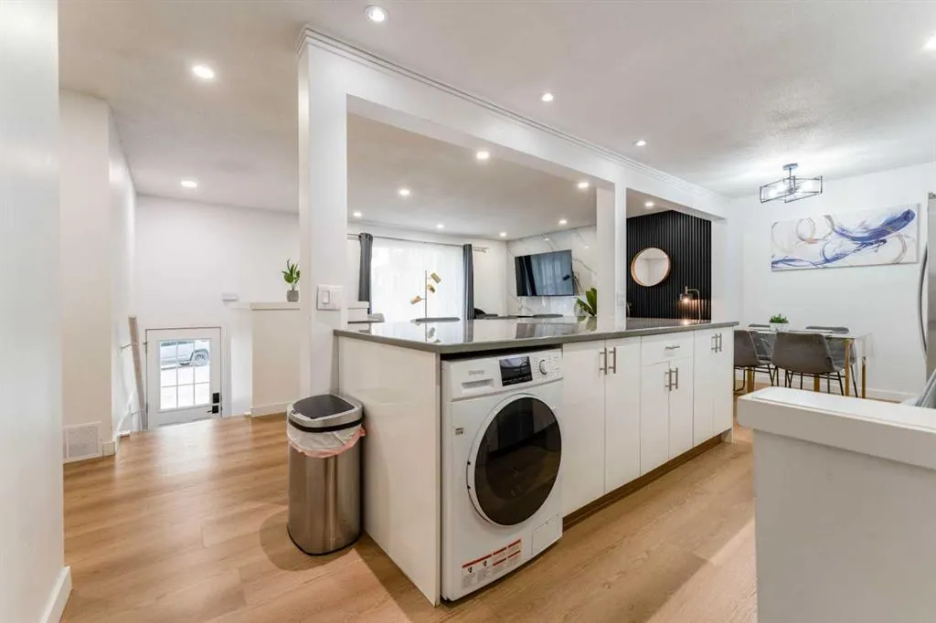 1135 penrith Crescent SE
