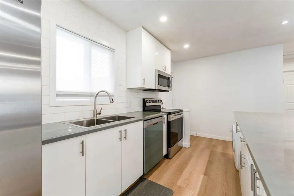 1135 penrith Crescent SE