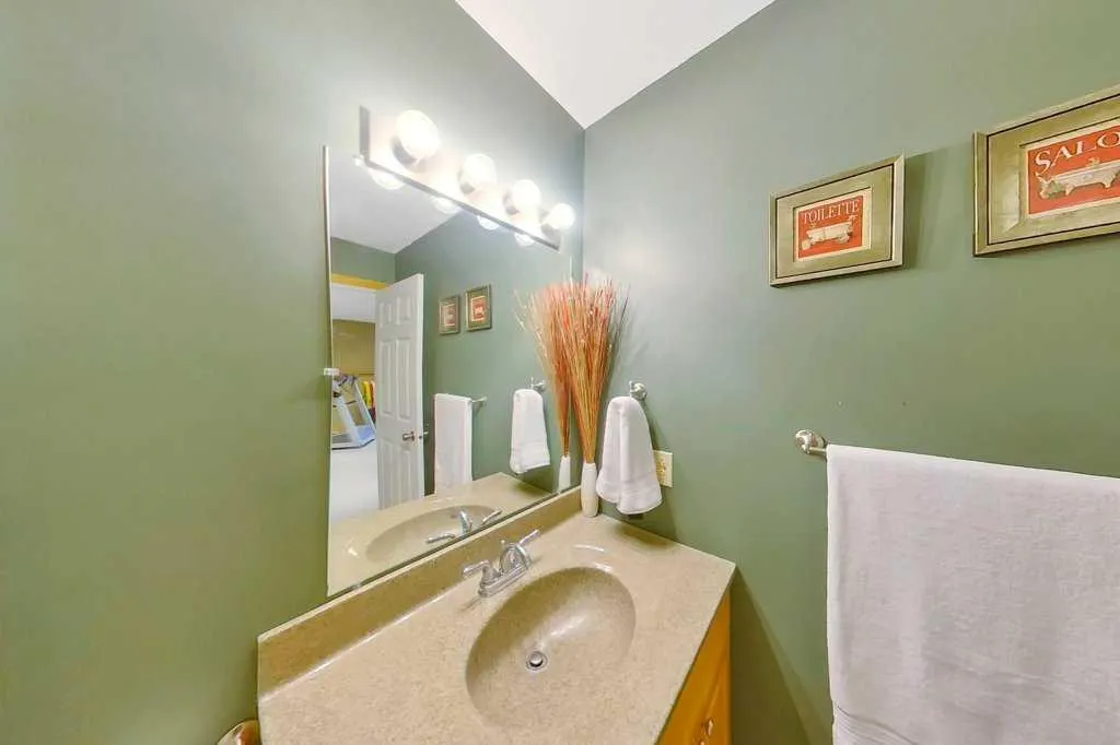 409 Strathford Bay