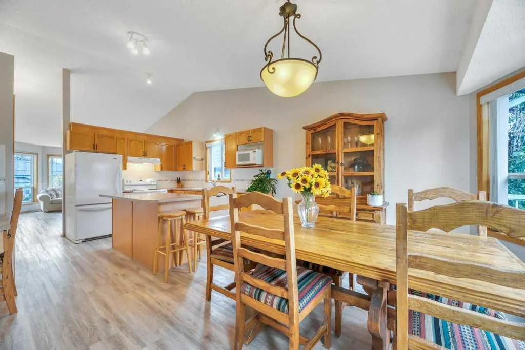 409 Strathford Bay